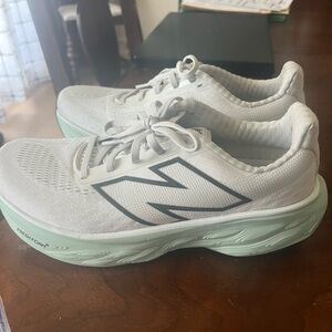 New Balance White and Green Athletic Shoes with Breathable Mesh